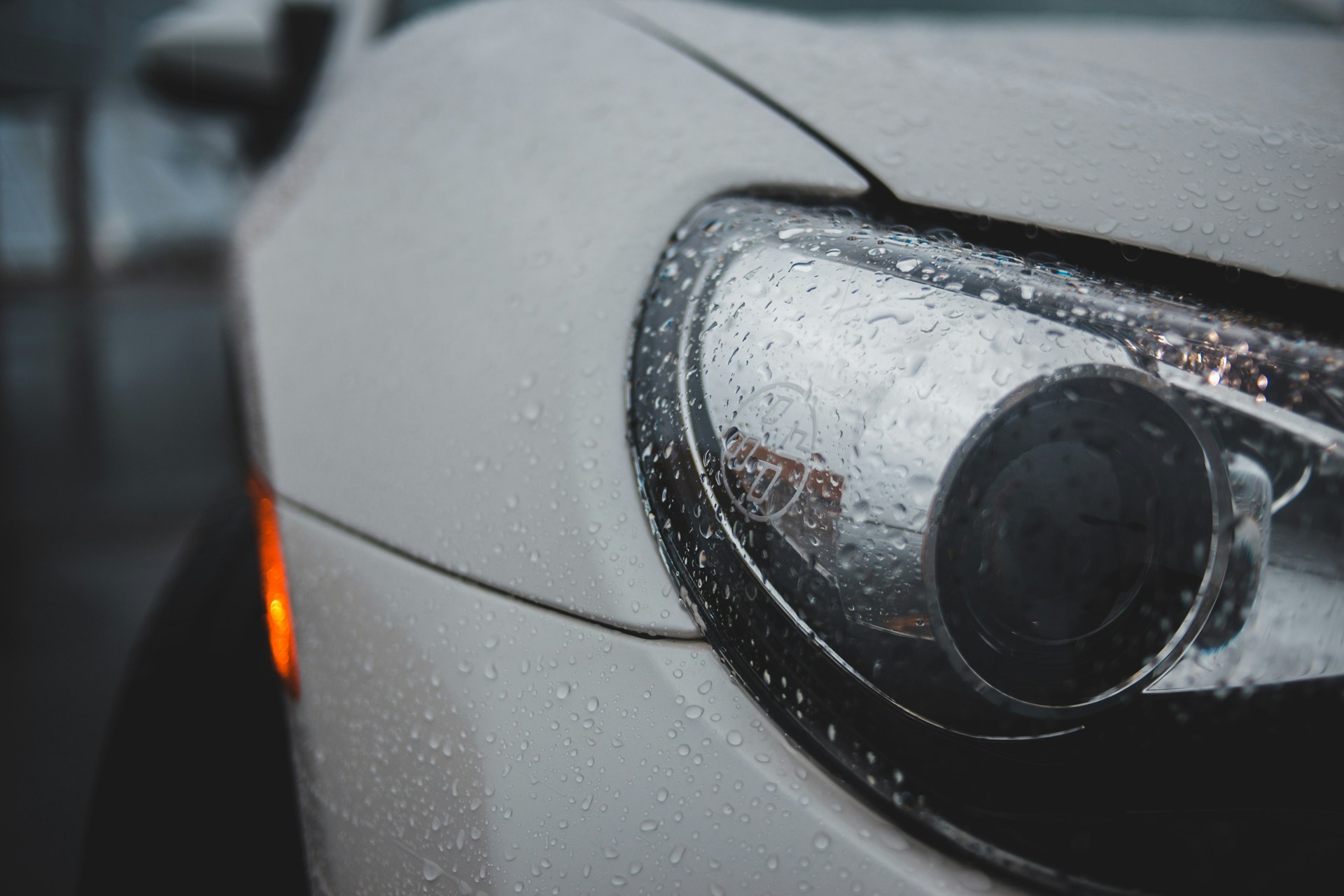 洗車直後に雨が降ったイメージ
