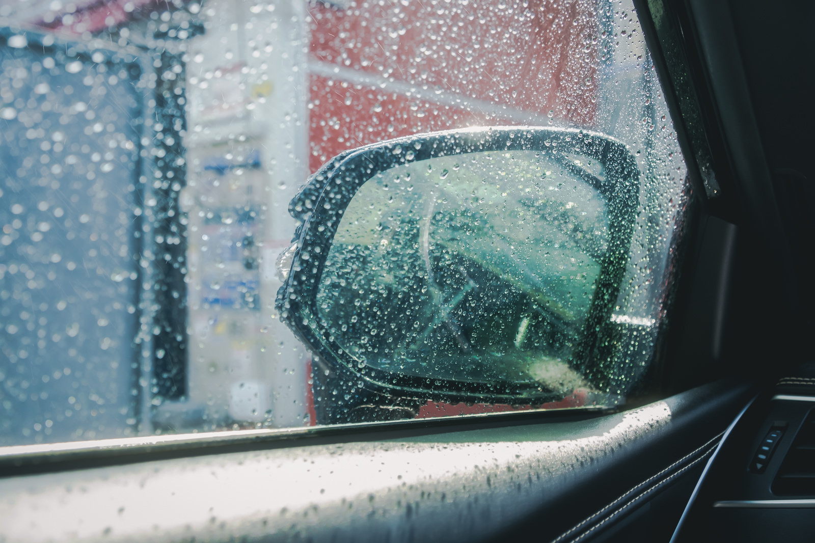 曇りの日の洗車イメージ