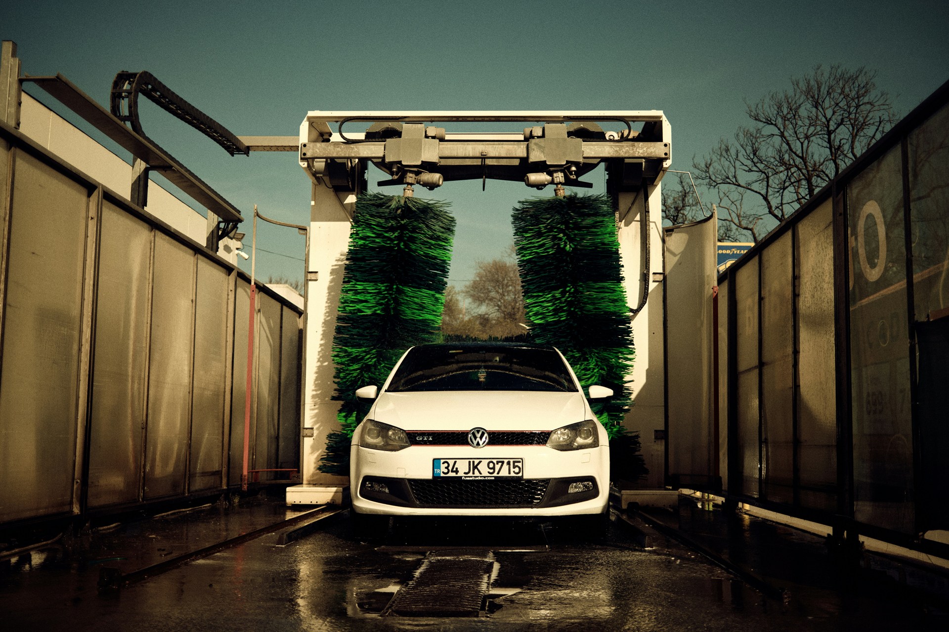 コーティング済みの車に洗車機を使うイメージ